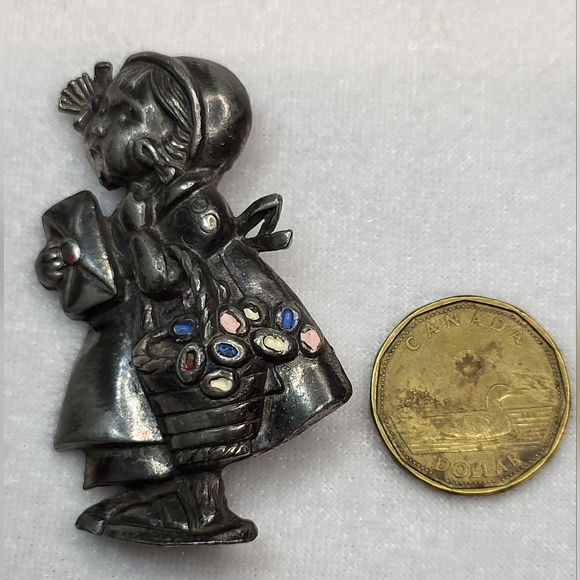 Vintage 1940s Pewter or Pot Metal Hummel Style Girl Brooch / Pin - Picture 3 of 3